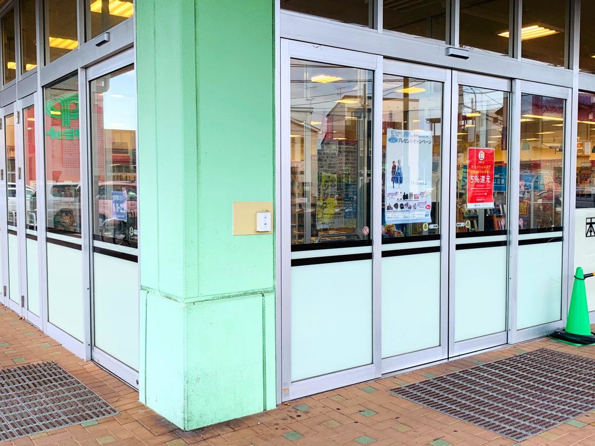 くまざわ書店 松戸新田店の東側、北側エントランス外観