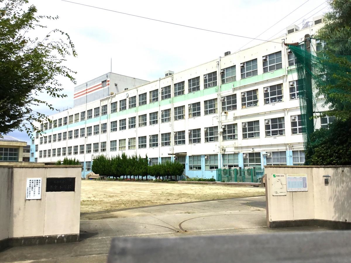 港楽小学校