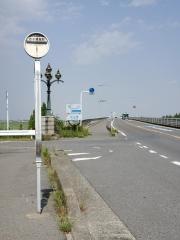 「治水橋堤防」バス停留所