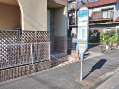 「日大グランド前」バス停留所