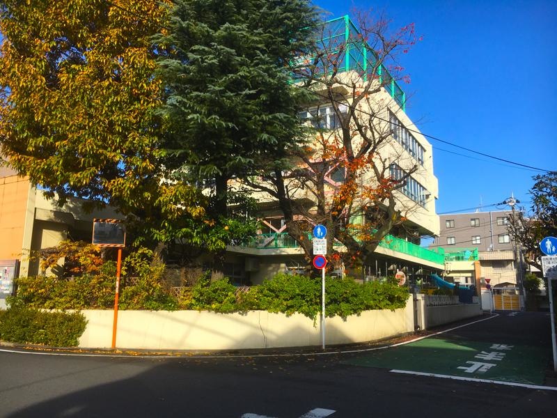 屋上にバスケットボールのコートが見えます。