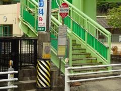 「本宿小学校前」バス停留所