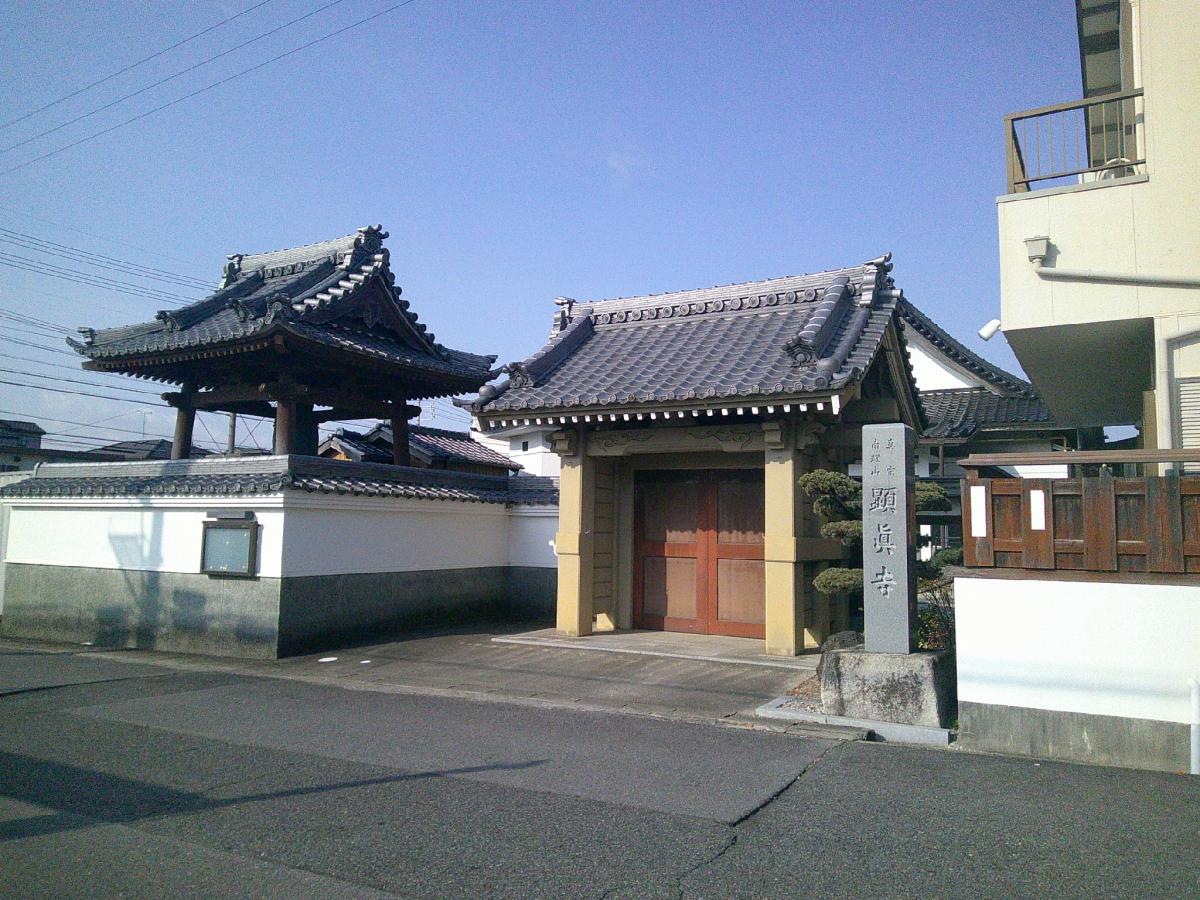 道路沿いの外観