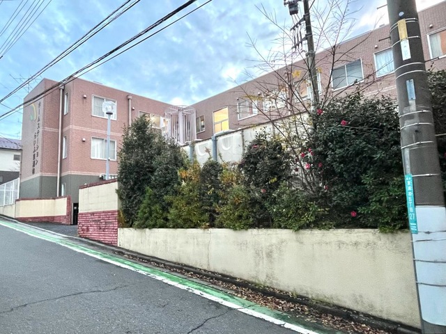 ホームステーション らいふ東浦和の北側からの建物外観