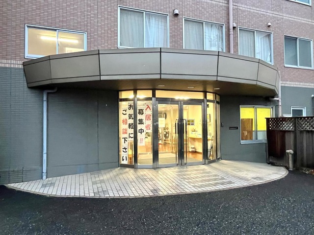 ホームステーション らいふ東浦和の建物入口外観